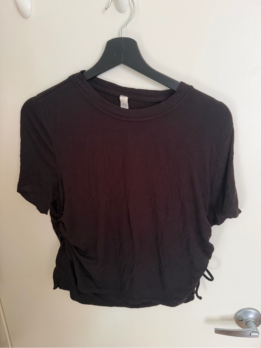Black scrunch lululemon tee